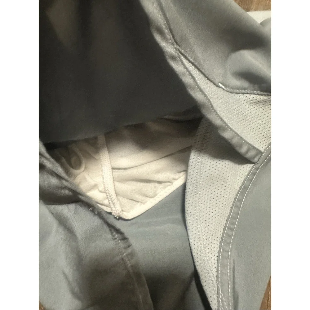 Under Armour‎ Women's Gray And White Shorts Medium